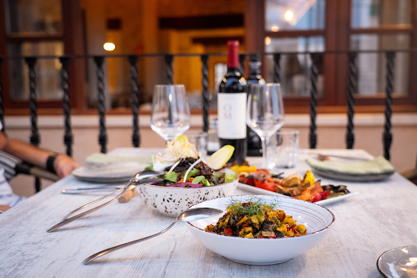 Platos típicos de la zona servidos en un restaurante del Pla