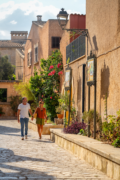 Pareja paseando por las calles del Pla